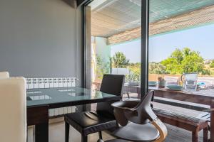 an office with a desk and a chair with a laptop at Casa Praia do Meco in Sesimbra