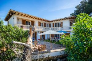 a view of the house from the garden at Finca Es Pi in Llucmajor