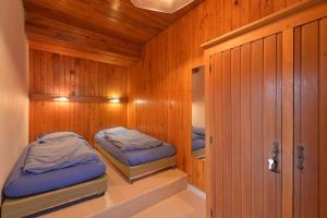 a small room with two bunk beds in it at Chalet Paisible in Bourg-Saint-Maurice