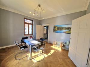 a dining room with a table and chairs at Ferienwohnung am Schlossplatz in Wolfegg