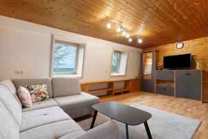a living room with a couch and a tv at Urlaub Im Häusle in Loßburg