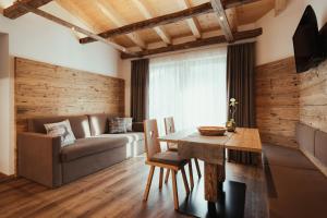 a living room with a table and a couch at Chalet La Flüta Viola in La Valle
