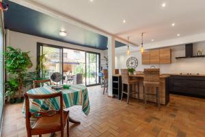 a kitchen and living room with a table and chairs at Villa L'Acanthe in Six-Fours-les-Plages