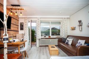 ein Wohnzimmer mit Sofa und Tisch in der Unterkunft Q-stadl in Steibis