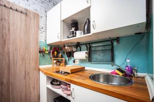 eine kleine Küche mit Spüle und Arbeitsfläche in der Unterkunft Q-stadl in Steibis + 8 Fotos