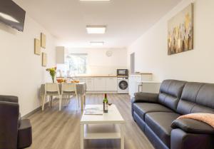a living room with a couch and a table at L'ilot Narossais - Conciergerieland in Narrosse