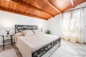 a bedroom with a large bed and a wooden ceiling at Su Niu de Arbus in Arbus