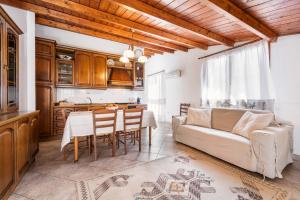 a living room with a couch and a table at Su Niu de Arbus in Arbus
