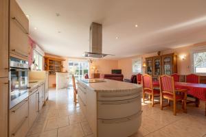 a kitchen and dining room with a table and chairs at Villa Green in Saint-Amé