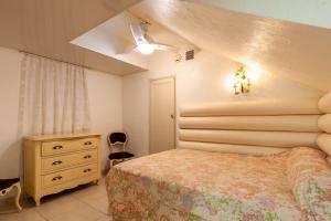 a bedroom with a bed and a dresser at Le Repaire in Cassis