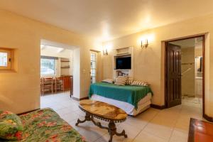 a bedroom with a bed and a table in a room at Le Repaire in Cassis
