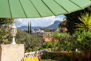 a green umbrella sitting on top of a table at Le Repaire in Cassis