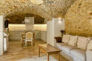a living room with a couch and a table at Apartamento en el centro in Begur +13 photos