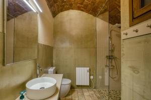 a bathroom with a sink and a toilet and a shower at Apartamento en el centro in Begur