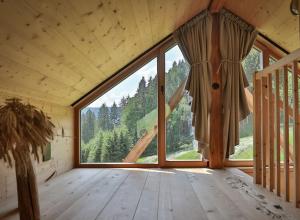 a large window in a room with a view of the mountains at Burgfrieder Mühle in Rasun di Sopra