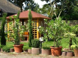 a house with trees and plants in front of it at Ferienwohnung Mengelberg in Markkleeberg