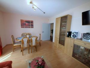 a kitchen and dining room with a table and chairs at Ferienwohnung Mengelberg in Markkleeberg