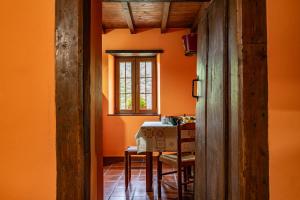 a dining room with a table and a window at Casa Rural Ricao in Cangas de Onís