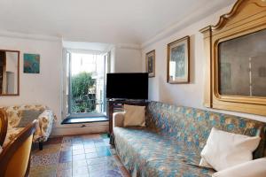 a living room with a couch and a television at Casa Paola in Levanto