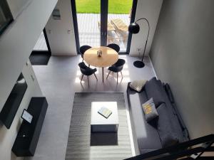 an overhead view of a living room with a table and chairs at Ferienhaus Schlossterrassen 4a in Pouch