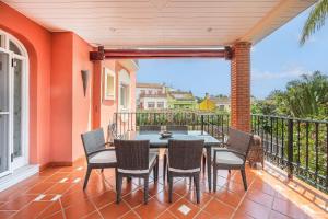 a patio with a table and chairs on a balcony at Pareado Relax in Marbella