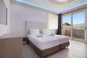 a bedroom with a large bed and a large window at Villa Dionysia Apartment A2 in Alikanas