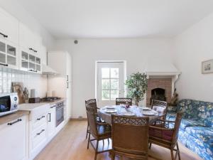 a kitchen and dining room with a table and chairs at Delicious House Michelangelo in Cavaion Veronese
