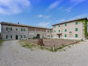an empty courtyard in front of a large building at Delicious House Michelangelo in Cavaion Veronese