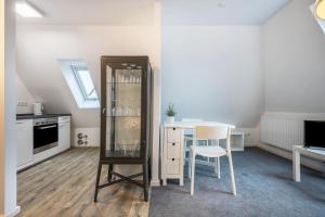 a living room with a table and a mirror at Appartment Malerviertel in Braunschweig