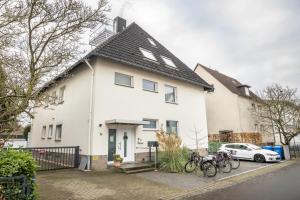 a white house with bikes parked in front of it at Appartment Malerviertel in Braunschweig