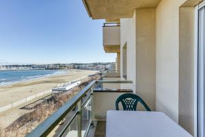 a balcony with a table and a view of the beach at Platja Mar 3º in L'Escala