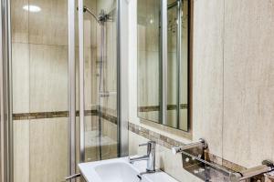 a bathroom with a sink and a shower at Platja Mar 3º in L'Escala +22 photos