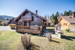 a log cabin with a porch and a deck at Chalet 6p Classique - Le Marmotton in Verchaix