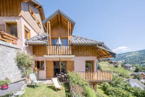 a house in the mountains with a balcony at La mouliniere 2 in Valloire