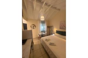 a bedroom with a bed and a table in a room at Studio Episkopos in Nikiana