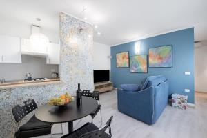 a living room with a blue couch and a table at Casa Miki in Sarnico