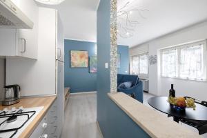 a kitchen and a living room with a counter top at Casa Miki in Sarnico