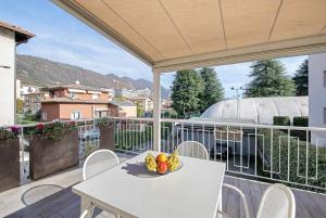 a bowl of fruit on a white table on a balcony at Casa Miki in Sarnico