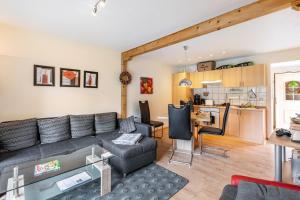 a living room with a couch and a kitchen at Bungalow 73 in Zadelsdorf