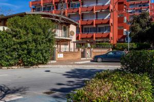 a car parked in a parking lot in front of a building at Aria in Follonica