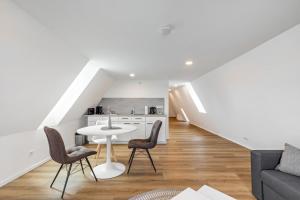 a kitchen and living room with a table and chairs at Werner-Senger-Haus Limburg in Limburg an der Lahn