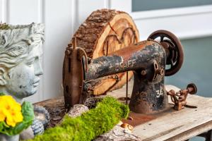 an old sewing machine sitting on a wooden table at Haus Frigger in Olsberg