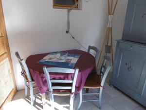 a dining room table with a purple table and chairs at Maison - Le Rubato in Rosans