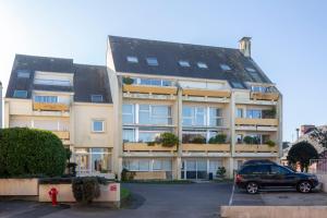 a car parked in a parking lot in front of a building at Superbe Duplex en centre ville in Douarnenez