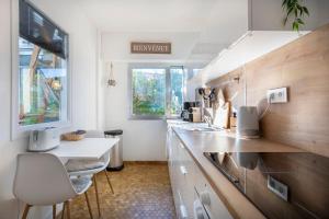 a kitchen with a counter and a table and chairs at Superbe Duplex en centre ville in Douarnenez