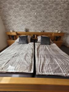 zwei Betten stehen nebeneinander in einem Schlafzimmer in der Unterkunft Am Strohberg in Petersburg