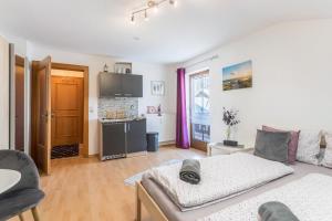 a living room with a couch and a kitchen at Apartment Bergblick in Frasdorf