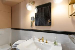 a bathroom with a sink and a mirror at Charmant appartement centre Ajaccio in Ajaccio +5 photos