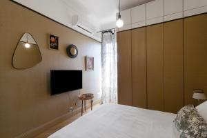 a bedroom with a bed and a flat screen tv at Charmant appartement centre Ajaccio in Ajaccio