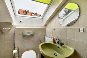 un bagno con lavandino verde e specchio di Klug a Schonach Altre 14 foto